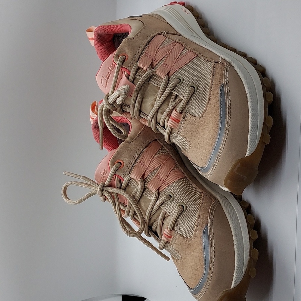 EUC Clarks ATL Trek‎ Path Gore-Tex size 6 women's sneakers
